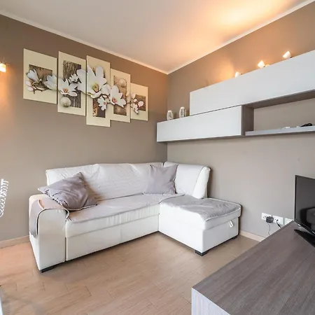 Lakefront Retreat With Garden *