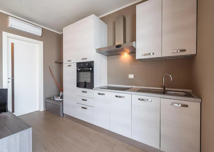 Lakefront Retreat With Garden Apartment *