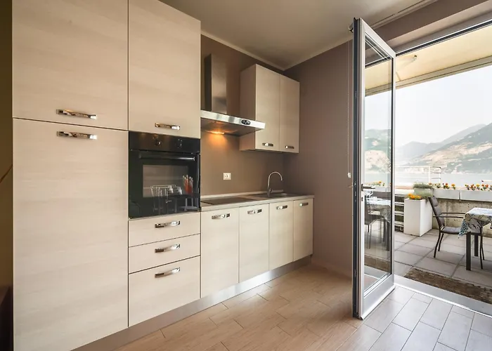 Lakefront Retreat With Garden * Marone