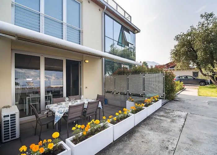 Apartment Lakefront Retreat With Garden *