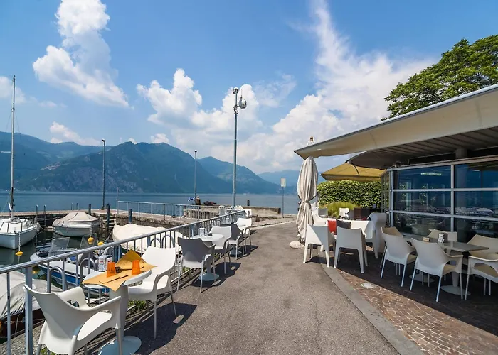 Lakefront Retreat With Garden Apartment