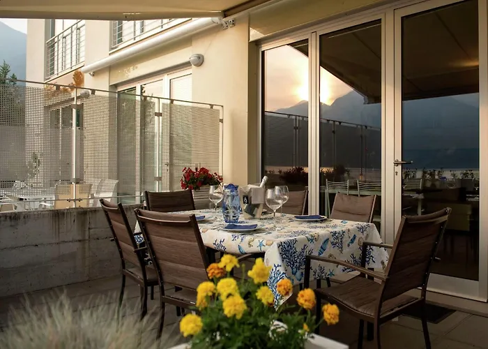Lakefront Retreat With Garden Apartment