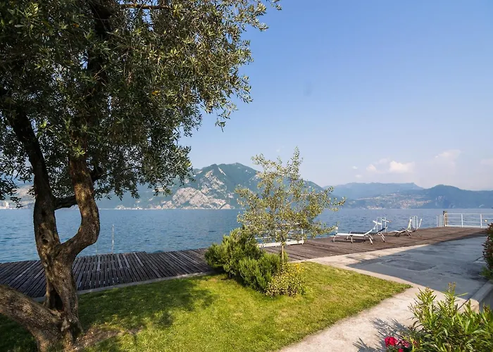 Lakefront Retreat With Garden *